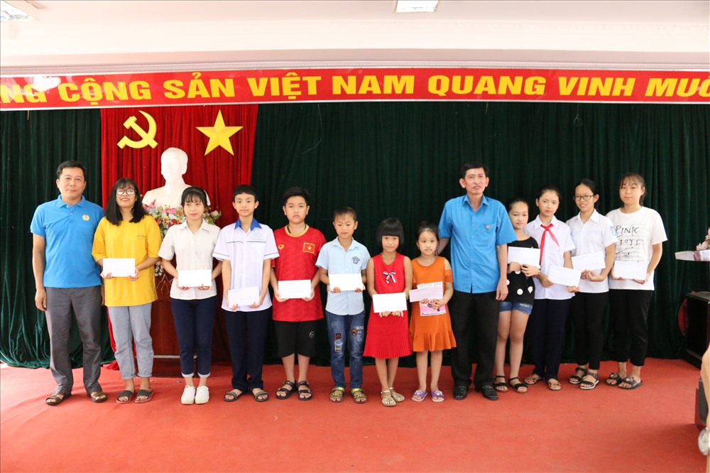 Đồng chí  Nguyễn Văn Chung – Tỉnh ủy viên, Chủ tịch Liên đoàn Lao động tỉnh (đứng thứ 5 từ bên phải sang) trao học bổng cho các cháu.