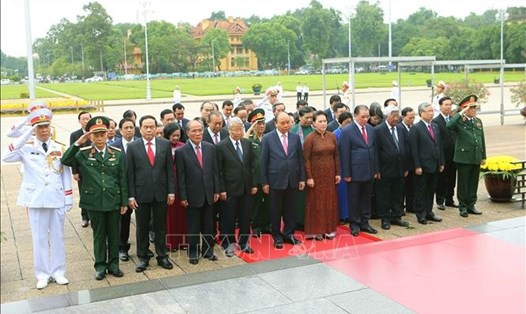 Lãnh đạo Đảng và Nhà nước viếng Lăng Chủ tịch Hồ Chí Minh. Ảnh: Doãn TấnTTXVN