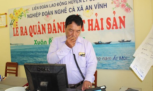 Anh Lê Khuân liên lạc với tàu ngoài khơi bằng máy Icom của tổ chức Công đoàn trao tặng.
