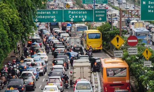 Thủ đô Jakarta trong tình trạng báo động về ô nhiễm không khí và tắc nghẽn giao thông. Ảnh: The Guardian