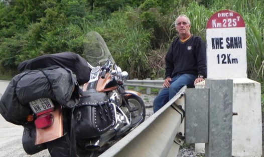 Ông Mike Rinowski trong hành trình bằng xe máy ở Việt Nam. Ảnh: harleytracks.com