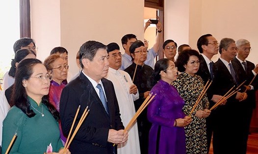 Các đại biểu thực hiện nghi thức dâng hương tưởng niệm Chủ tịch Hồ Chí Minh tại Bảo tàng Hồ Chí Minh – Chi nhánh TPHCM.  Ảnh: Long Hồ