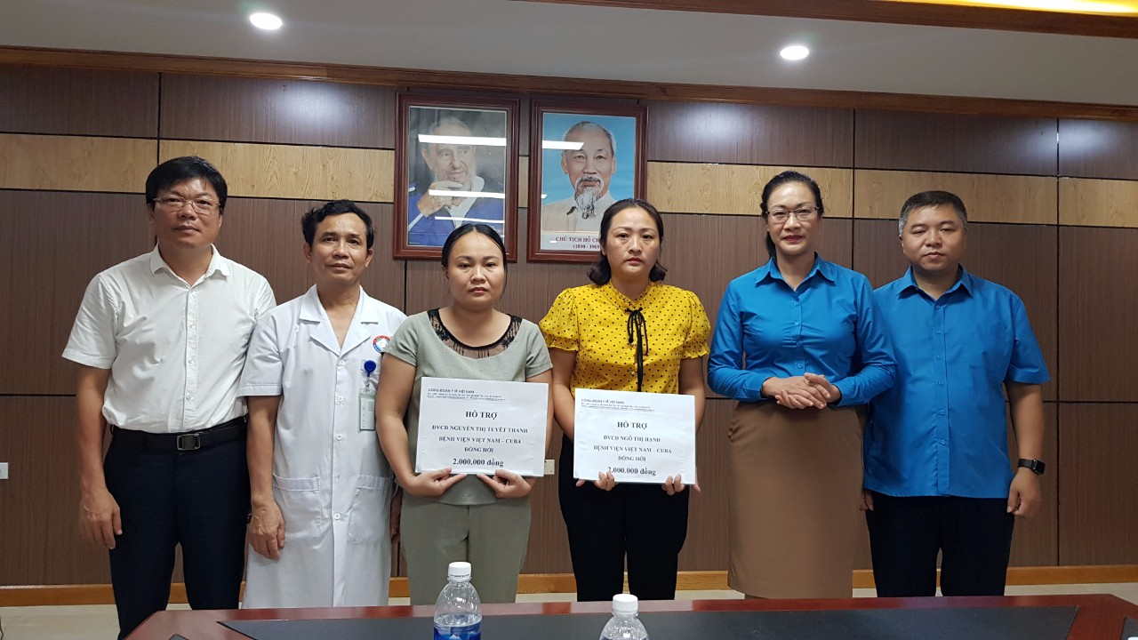 Đồng chí Chủ tịch Công đoàn Y tế Việt Nam, Giám đốc Bệnh viện Việt Nam - Cu Ba Đồng Hới Quảng Bình trao hỗ trợ cho 2 nữ điều dưỡng bị bạo hành. Ảnh: X.Thảo