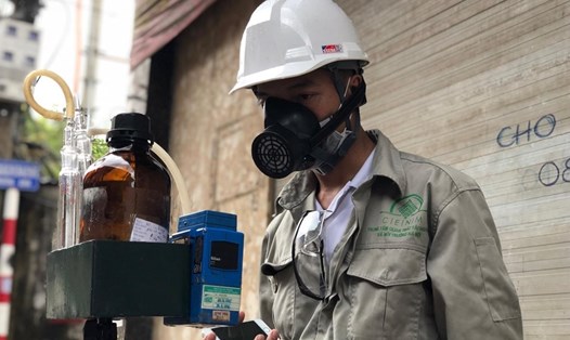 Kỹ sư môi trường đang đo chất lượng không khí xung quanh đám cháy công ty Rạng Đông. Ảnh: Ngô Cường