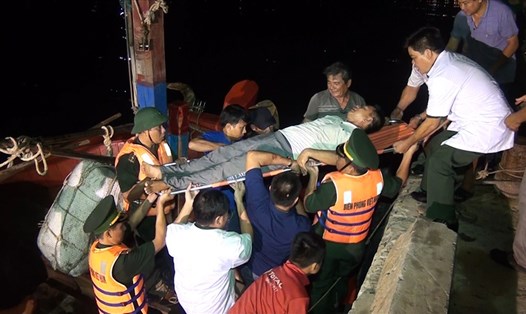 Lực lượng BĐBP Quảng Bình tổ chức ứng cứu thành công nhiều ngư dân gặp nạn trên biển. Ảnh: BĐBP cung cấp
