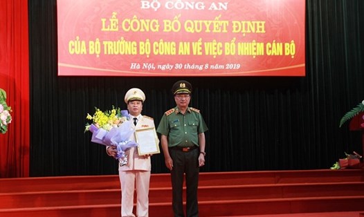 Thứ trưởng Nguyễn Văn Thành trao quyết định và chúc mừng tân Cục trưởng Nguyễn Đình Thuận. Ảnh: VGP