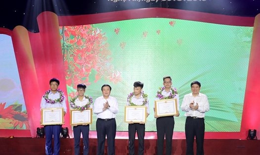 Đại diện lãnh đạo tỉnh Nghệ An trao bằng khen cho 4 học sinh đạt giải ở các Kỳ thi Olympic Quốc tế và khu vực. Ảnh: ĐA