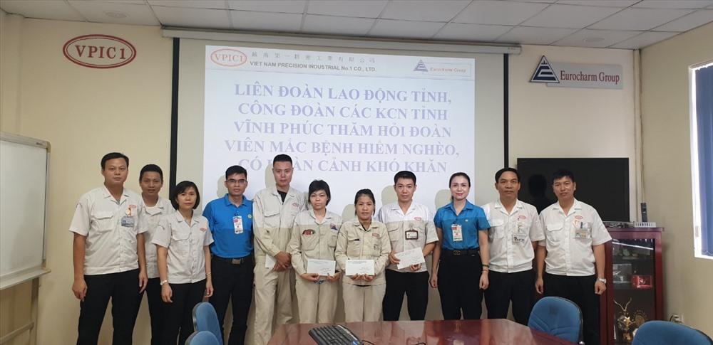 Trao quà cho 4 đoàn viên không may bị mắc bệnh hiểm nghèo tại Công ty Trách nhiệm hữu hạn Cơ khí chính xác Việt Nam I.
