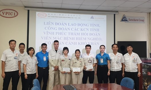 Trao quà cho 4 đoàn viên không may bị mắc bệnh hiểm nghèo tại Công ty Trách nhiệm hữu hạn Cơ khí chính xác Việt Nam I.