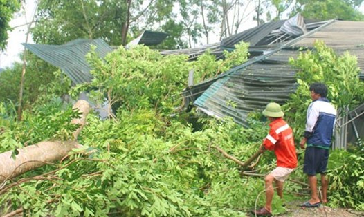 Khắc phục hậu quả lốc xoáy tại huyện Anh Sơn (Nghệ An). Ảnh: Thái Hiền