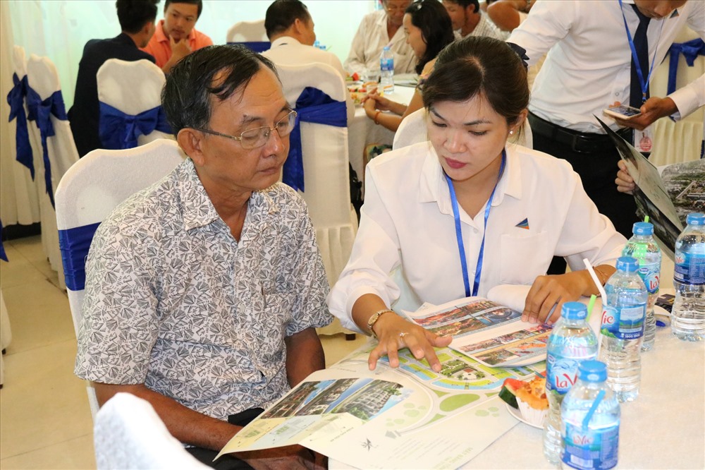 Khách hàng quan tâm đến dự án. Ảnh: PV