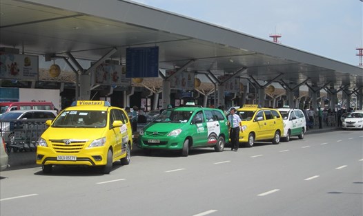 Xe taxi hoạt động đón khách ở sân bay Tân Sơn Nhất.  Ảnh: M.Q