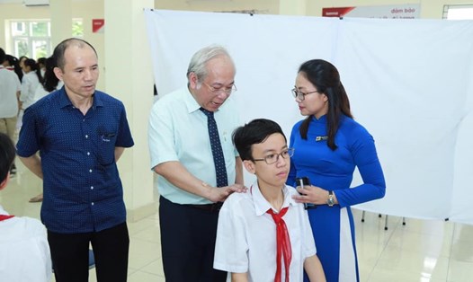 Giáo sư Lê Thanh Hải quan tâm việc thăm khám cho các cháu học sinh. Ảnh: Phương Thu