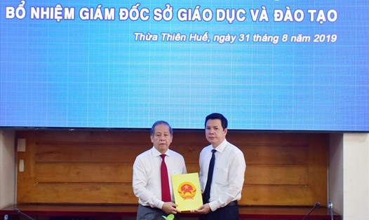 Chủ tịch UBND tỉnh Thừa Thiên - Huế (trái) trao quyết định bổ nhiệm cho ông Nguyễn Tân. Ảnh: PĐ.