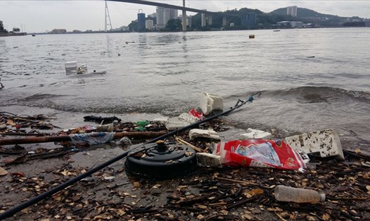 Sau cơn mưa, biển đầy rác. Ảnh: Nguyễn Hùng