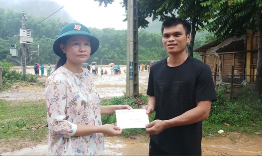 Đại diện Huyện uỷ Quan Hoá trao thưởng nóng cho anh Phạm Bá Huy. Ảnh: Quách Du