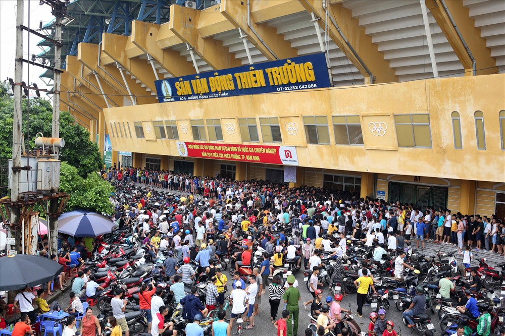 Hàng nghìn CĐV có mặt trước cổng SVĐ Thiên Trường sáng 4.8.