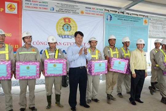 Chủ tịch Công đoàn Giao thông Vận tải Việt Nam trao quà cho NLĐ trên công trường. Ảnh: Quốc Thế