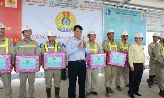 Chủ tịch Công đoàn Giao thông Vận tải Việt Nam trao quà cho NLĐ trên công trường. Ảnh: Quốc Thế