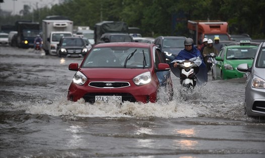 Khi mưa lớn kéo dài sẽ khiến nhiều tuyến phố ở Thủ đô rơi vào tình trạng ngập. Ảnh: Sơn Tùng.