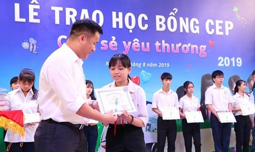 Ông Nguyễn Tấn Đạt, Phó Tổng Giám đốc TCTCVM CEP trao tặng học bổng cho học sinh.