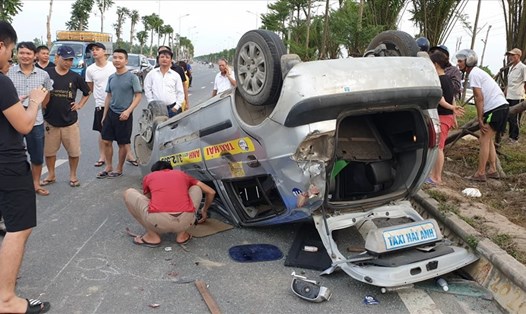 Hiện trường vụ ôtô lật ngửa sau tai nạn trên đường Cienco 5, đoạn qua địa bàn huyện Thanh Oai, Hà Nội hôm 17.7. Ảnh: PV