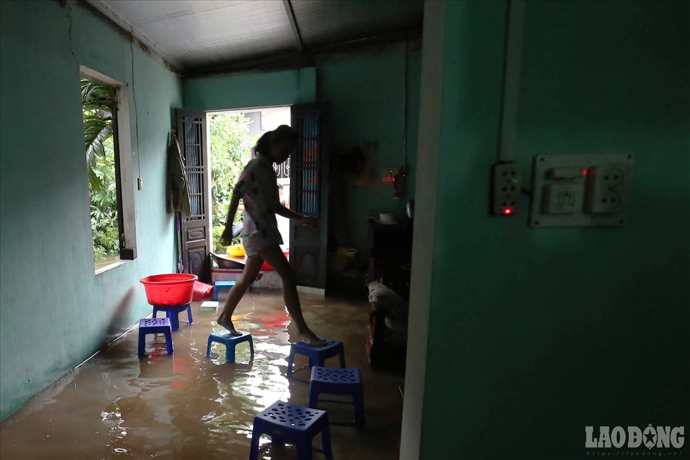 Sau 3 ngày mưa lớn liên tục, nhiều con ngõ, thậm chí là cả trong nhà (phố Hoa Lâm, Long Biên, Hà Nội) vẫn ngập sâu trong nước. Nguy hiểm rình rập ngay trong chính ngôi nhà của mình bởi nước lênh láng khắp nơi và nguồn điện vẫn còn.