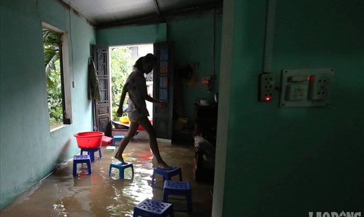 Sau 3 ngày mưa lớn liên tục, nhiều con ngõ, thậm chí là cả trong nhà (phố Hoa Lâm, Long Biên, Hà Nội) vẫn ngập sâu trong nước. Nguy hiểm rình rập ngay trong chính ngôi nhà của mình bởi nước lênh láng khắp nơi và nguồn điện vẫn còn.