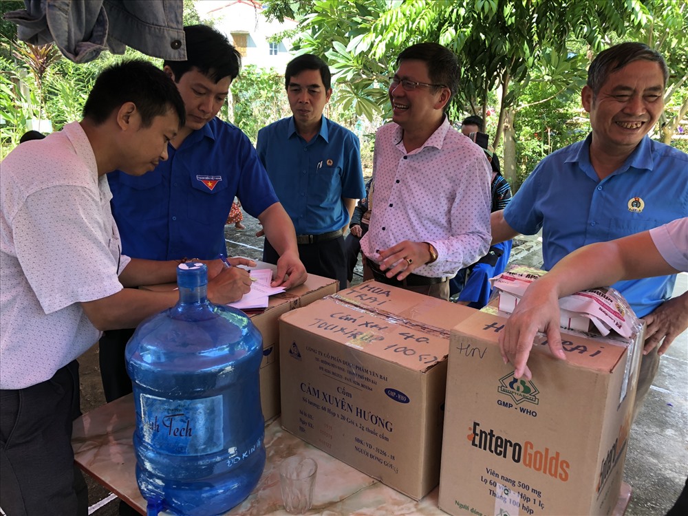 LĐLĐ tỉnh Sơn La chuyển trao 300 đơn vị từ thuốc từ Quỹ Tấm lòng vàng - Lao động cho Trạm y tế xã Hua Trai.