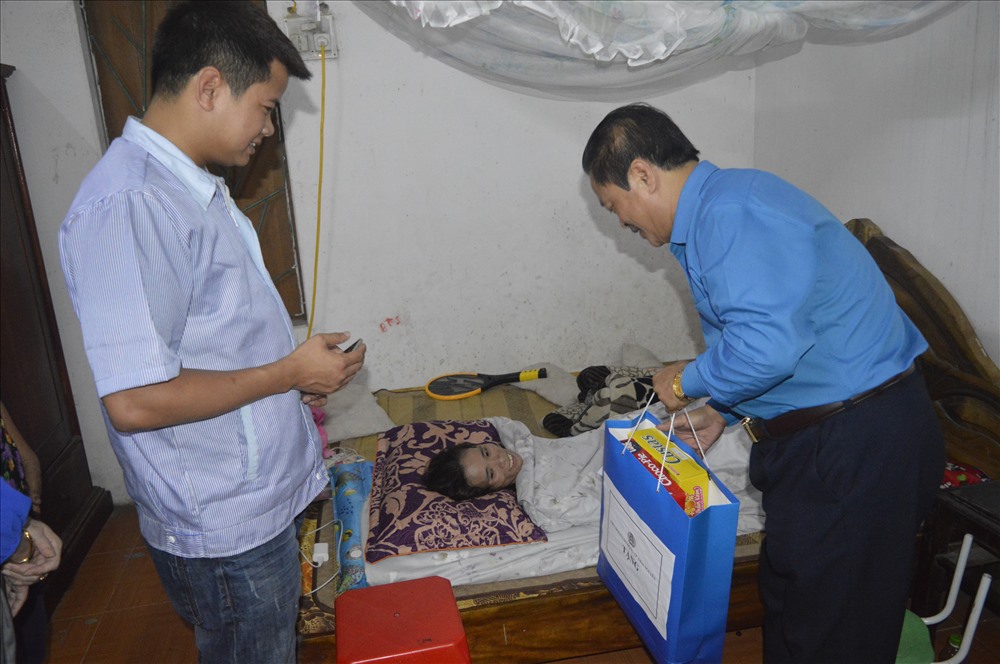 Đồng chí: Nguyễn Doãn Dũng – Chủ tịch LĐLĐ thành phố Thái Nguyên (phải), Ngô Văn Bằng – Chủ tịch Công đoàn Công ty TNHH Glonics Việt Nam (trái) đến thăm đoàn viên Nguyễn Thị Thùy.