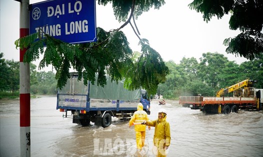Theo Công ty TNHH MTV Thoát nước Hà Nội cho biết, do mực nước trên sông Nhuệ cao, nên nước tại những điểm ngập úng trên Đại lộ Thăng Long vẫn chưa thể rút ngay như những nơi khác. Ảnh Phương Anh.