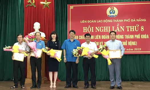 LĐLĐ thành phố Đà Nẵng tổng kết Tháng Công nhân và trao Kỷ niệm chương “Vì sự nghiệp xây dựng tổ chức Công đoàn” cho 37 cán bộ tiêu biểu.