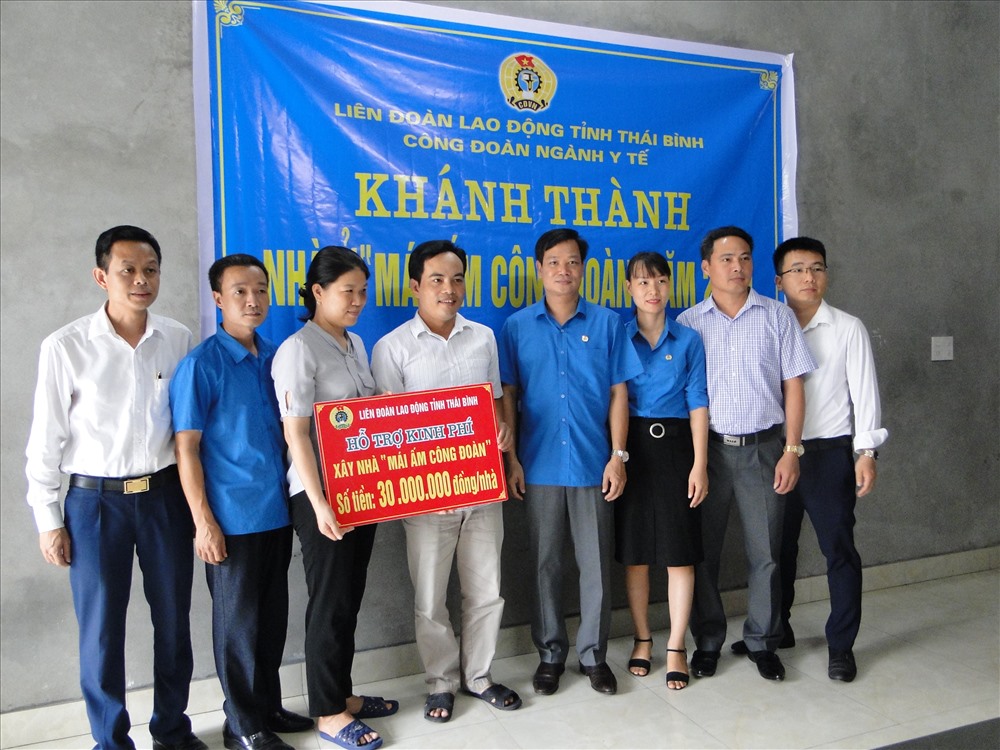 Lãnh đạo LĐLĐ tỉnh, CĐ ngành Y tế, Bệnh viện Nhi Thái Bình chúc mừng đoàn viên Trần Thị Hậu về nhà mới. Ảnh: B.Mạnh