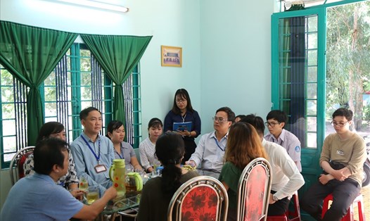 Đại diện trường Đại học Sài Gòn trao bằng cho sinh viên không may qua đời. Ảnh: Nhà trường cung cấp