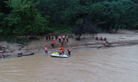 Lực lượng chức năng kiểm tra công tác cứu trợ, ứng phó với mưa lũ tại Thanh Hóa. Ảnh: PCTT