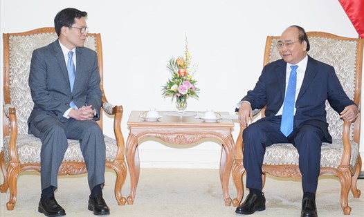 Thủ tướng Nguyễn Xuân Phúc và Thống đốc Ngân hàng Trung ương Thái Lan Veerathai Santiprabhob. Ảnh: VGP.