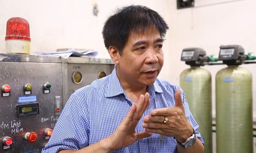 Ông Lê Thanh Hải mô tả hệ thống cấp nước RO tại Bệnh viện đa khoa Hòa Bình vừa được phục dựng. Ảnh: C.N