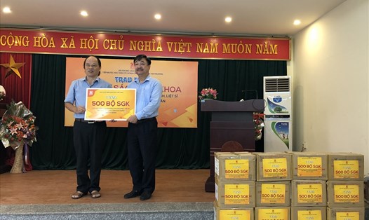 Ông Hoàng Lê Bách – Tổng Giám đốc NXB Giáo dục Việt Nam và ông Vũ Văn Dương – GĐ Sở Giáo dục và Đào tạo Cao Bằng trong buổi lễ trao tặng SGK.