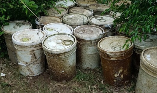 27 thùng chất thải được phát hiện dọc kênh Hòa Bình. Ảnh CTV