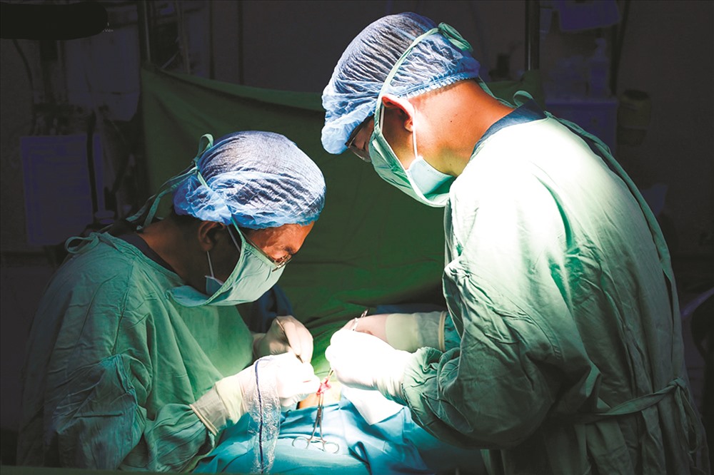 Trẻ bị tắc tá tràng nếu không được phát hiện và xử lý kịp thời có thể dẫn đến tử vong. Ảnh: Kim Đồng