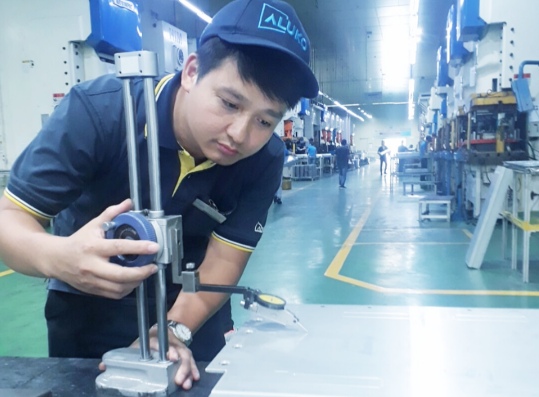 Kỹ sư Bùi Văn Thắng trực tiếp quan sát và vận hành thiết bị để đưa ra cải tiến hợp lý hóa sản xuất.