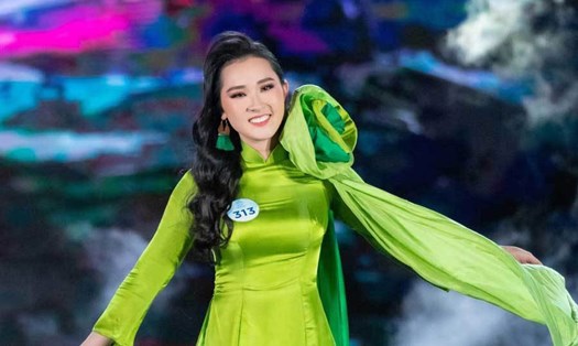Thí sinh mặc áo dài của nhà thiết kế Đức Hùng tại cuộc thi “Miss World Vietnam”. Ảnh: T.L