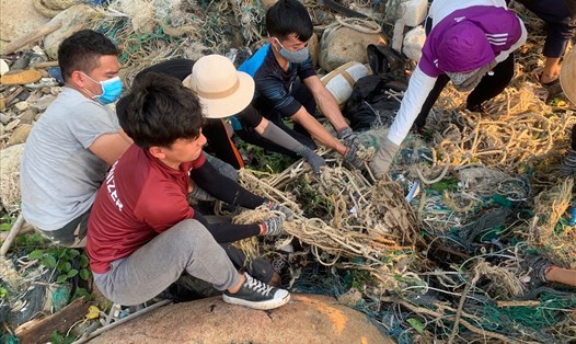 Gần 700 lượt người dân và du khách tại Đà Nẵng đã chung tay dọn sạch rác tại bãi đá đen Sơn Trà trong 4 tháng. Ảnh: ST