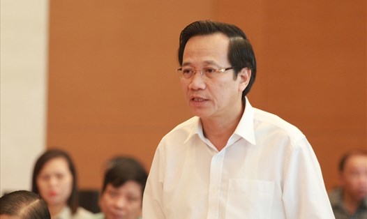 Bộ trưởng Bộ LĐTBXH Đào Ngọc Dung báo cáo giải trình tại phiên họp. Ảnh Trần Vương