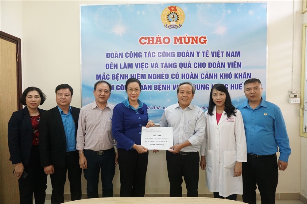 Chủ tịch Công đoàn Y tế Việt Nam Pham Thanh Bình (trái) trao hỗ trợ cho Công đoàn Bệnh viện Trung ương Huế để gửi đoàn viên mắc bệnh hiểm nghèo.