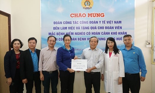 Chủ tịch Công đoàn Y tế Việt Nam Pham Thanh Bình (trái) trao hỗ trợ cho Công đoàn Bệnh viện Trung ương Huế để gửi đoàn viên mắc bệnh hiểm nghèo.