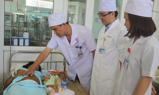 Bác sĩ Bệnh viện Đa khoa tỉnh Quảng Trị thăm khám cho sản phụ vừa trải qua ca phẫu thuật. Ảnh: TH.