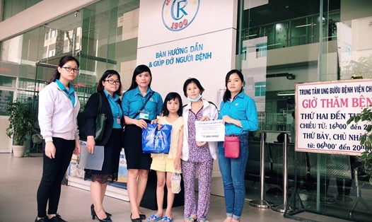 Ban Chấp hành Công đoàn Công ty thay mặt toàn thể đoàn viên, người lao động trao số tiền 75.000.000 đồng cho mẹ và con gái của đoàn viên Trần Thị Kim Hoà.