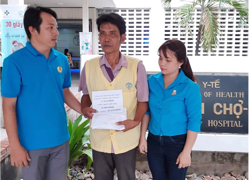 Ban Chấp hành Công đoàn cơ sở Công ty TNHH Freewell tặng quà cho gia đình đoàn viên Thông Bé Ngoan tại Bệnh viện Chợ Rẫy, TP.HCM.