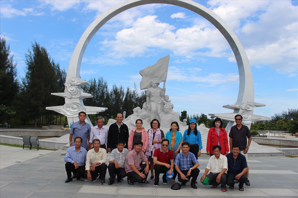 Đoàn cán bộ Công đoàn Tiền Giang chụp ảnh lưu niệm tại khu tưởng niệm. Ảnh: K.Q